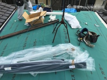 防水シートを張った屋根