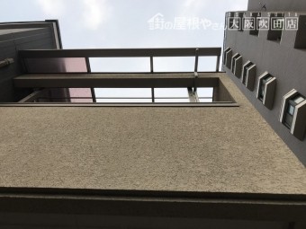 ポリカーボネート屋根が台風で外れ