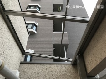 ポリカーボネート屋根が台風で外れ