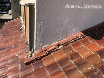 台風で崩壊した屋根と壁の取り合い部分