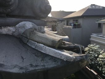 巴瓦が壊れています