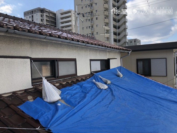 ブルーシートで覆われた建物
