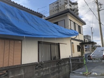 ブルーシートで覆われた建物