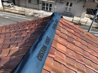 台風で倒壊した棟を防水シートでカバー