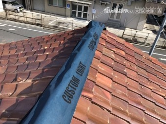 台風で倒壊した棟を防水シートでカバー
