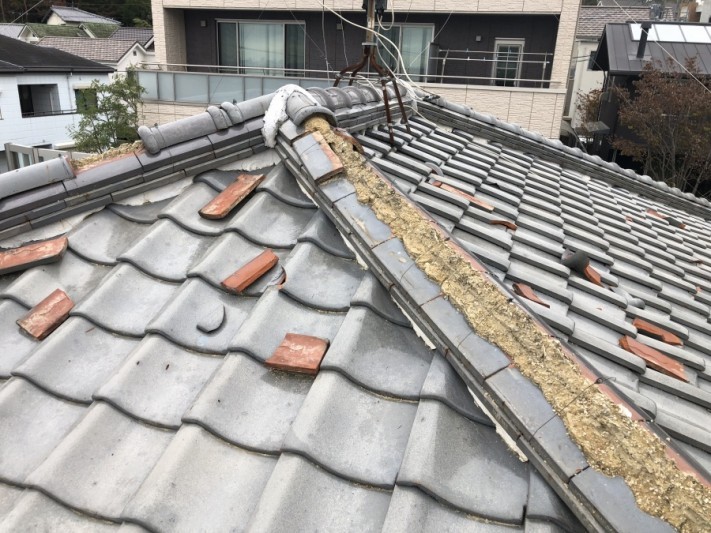 台風で捲れた下り棟の瓦