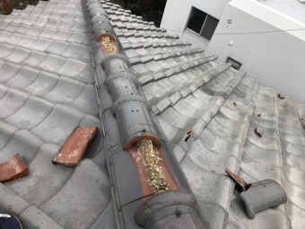 台風で捲れた下り棟の瓦