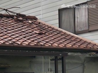 地震で瓦屋根にゆがみと落下