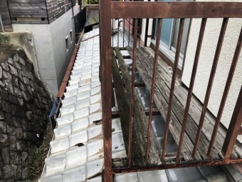劣化でサビて木材の朽ちたベランダ