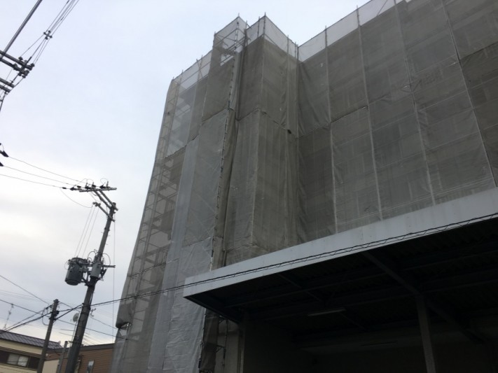 足場とメッシュシート養生