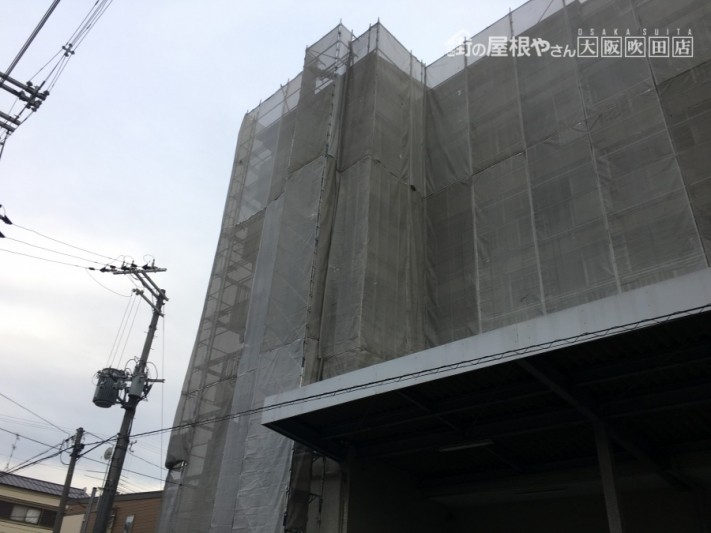 足場とメッシュシート養生
