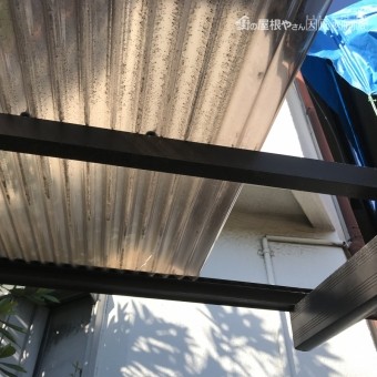 ポリカーボネート屋根が台風で外れ