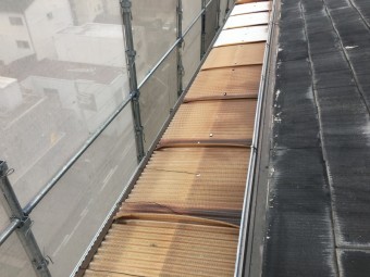 劣化したポリカ屋根