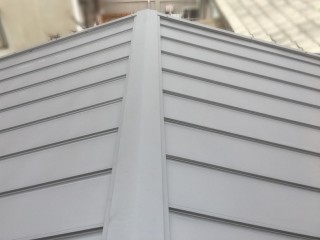 屋根カバー工法直後のガルバリウム鋼板屋根