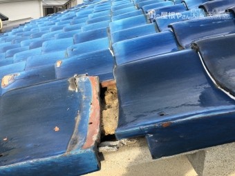 割れた瓦屋根