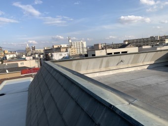 劣化の見られる屋上金属板