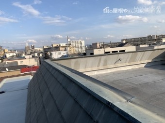 劣化の見られる屋上金属板