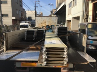 トラックに積まれた立平鋼板