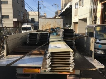 トラックに積まれた立平鋼板