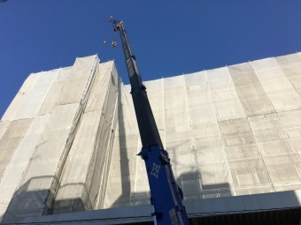 クレーンで持ち上げられる鋼板