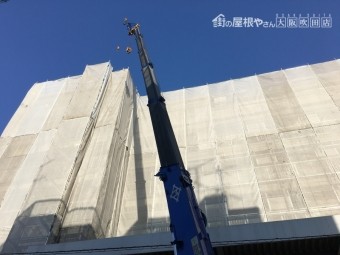 クレーンで持ち上げられる鋼板