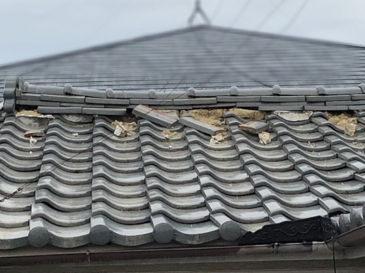 雨漏りを起こしている瓦屋根の被害状況