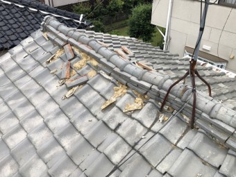 崩れた瓦屋根