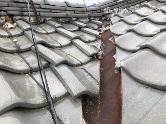 地震の揺れで歪んだ瓦