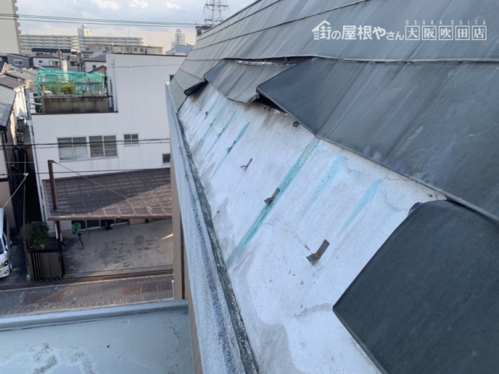 劣化し外れた金属屋根