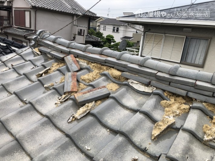 地震の揺れで歪んだ瓦