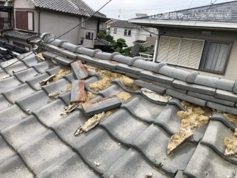 地震の揺れで歪んだ瓦