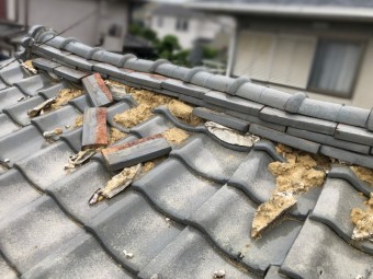 屋根工事前の崩れた棟瓦