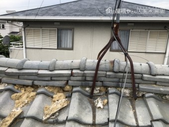 地震の揺れで歪んだ瓦