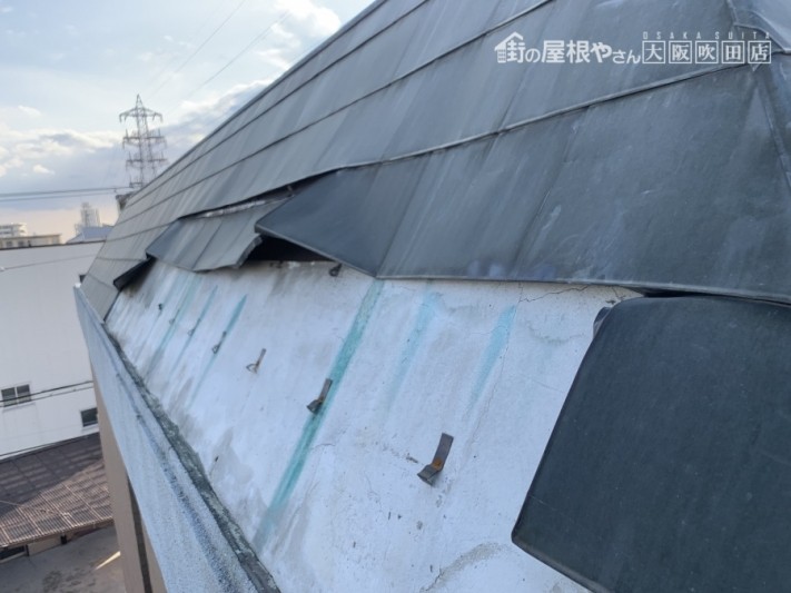 劣化し外れた金属屋根