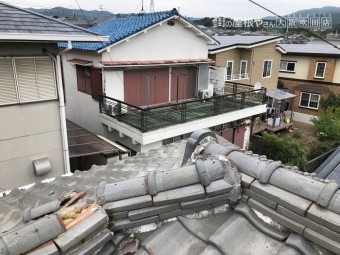 地震の揺れで歪んだ瓦