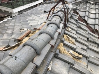 地震の揺れで歪んだ瓦