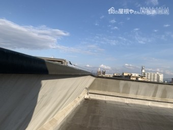 劣化の見られる屋上金属板