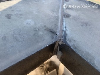 劣化し亀裂の入った金属製の笠木板金
