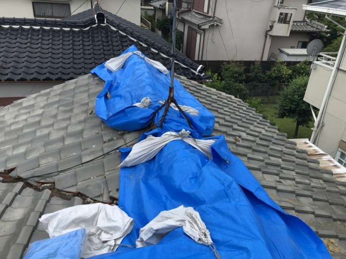 崩れた瓦屋根をブルーシートで応急処置