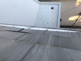 劣化し外れた金属屋根