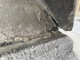 経年劣化で割れた建物
