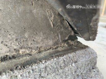 経年劣化で割れた建物
