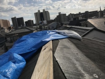台風によるスレート屋根板金の捲れ