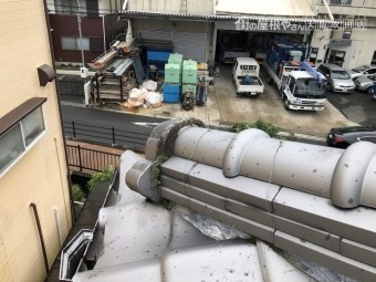 地震の揺れの被害を受けた瓦屋根