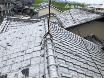 地震の揺れの被害を受けた瓦屋根
