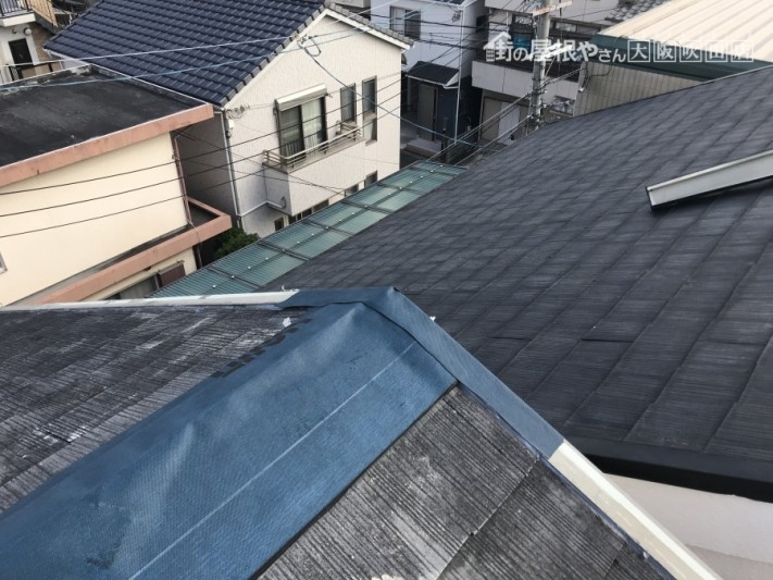 めくれたスレート板金部分に応急処置の防水シート