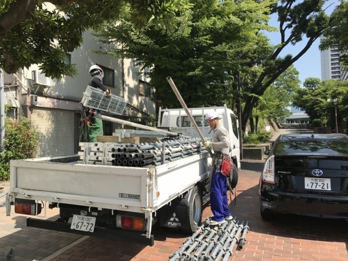 足場搬入