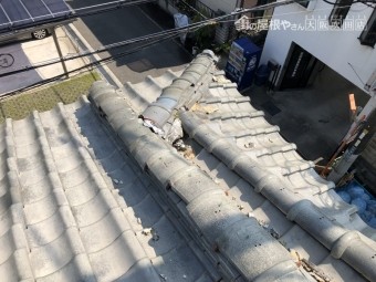 震災後の瓦のズレ