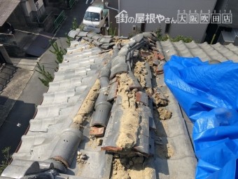 震災後の瓦のズレ