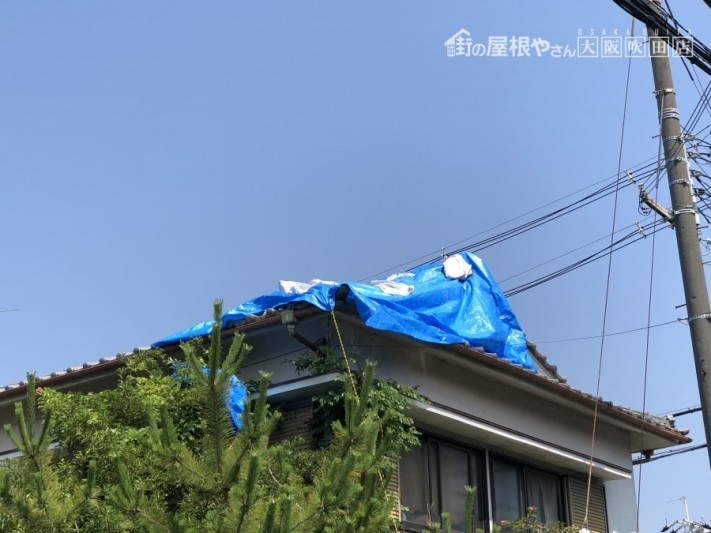 震災後ずれた瓦屋根を補修保護するためのブルーシートで処置